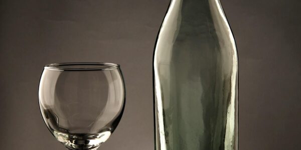 A UTOPIA DE NÃO ESTÁ SÓ: GARRAFA VAZIA